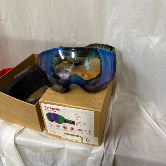 Zeal Blue Ski Goggles with 2 lenses - Picture 2 of 9